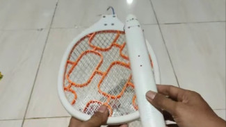 Punya Raket Nyamuk Rusak? Ubah Jadi Alat Keamanan Rumah, Dijamin Maling Langsung Kabur!