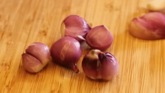 Mata Perih Saat Mengupas Bawang? Ini Rahasia 7 Kali Lebih Cepat dan Mudah Tanpa Air Mata!