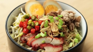 Bosan Makan Mie Instan Terus? Coba Mie Keriting Khas Siantar Halal Pakai Olahan Ayam!