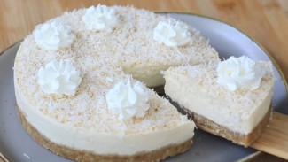 Sulap 4 Bahan Jadi Cheesecake Super Legit, Kue Ini Bisa Dibuat Tanpa Mixer!