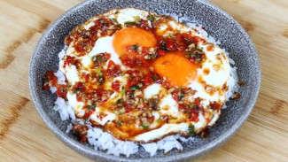 Cuma 5 Menit! Bikin Nasi Telur Ceplok Super Wangi Gurih Ala Chef Devina, Dijamin Nambah Terus
