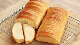 Roti Sisir Lembut Berserat Anti Gagal, Rahasianya Ada di Sponge dan Adonan!