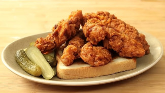 Ingin Ayam Goreng Pedas Renyah dan Empuk? Coba Sensasi Nashville Chicken Pakai Tips Mudah Ini!