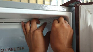 Tutup Freezer Kulkas Polytron Sering Copot? Ini Trik Murah Meriah Bikin Nempel Lagi Tanpa Tukang Servis!