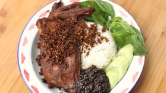 Ingin Bebek Goreng Krispi Garing Maksimal? Coba Sambal Hitam Ini!