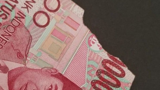 Bukan ke Bank, Inilah Tips Mudah Perbaiki Uang Robek, Auto Terlihat Seperti Baru!