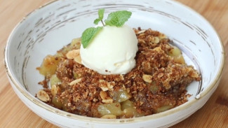 Gak Punya Oven? Tenang, Apple Crumble Ini Bisa Dibuat Pakai Rice Cooker Aja!