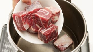 Daging Sapi Keras Bikin Kesel? Ini Rahasia Merebus Daging Biar Empuk dan Tidak Alot
