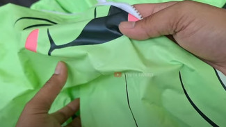 Jas Hujan Robek? Cuma Modal Setrika dan Bahan Bekas, Bisa Rapi Lagi Kayak Baru!