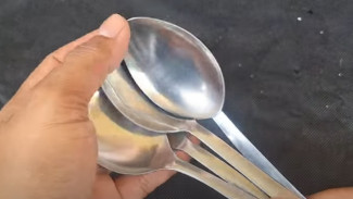 Rahasia Ibu-Ibu Mandiri! Ubah Alat Makan Jadi Solusi Ganti Lampu yang Susah Dijangkau