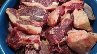 Tips Sebelum Memasak Daging Beku di Kulkas, Ternyata Semudah Ini Auto Lunak!