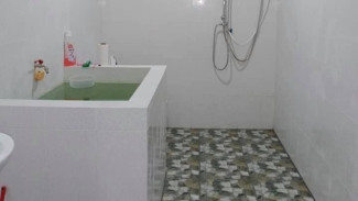 Cuma Rp1.000, Bersihin Keramik Bak Mandi Kinclong Tanpa Disikat!