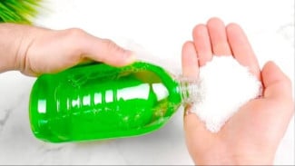 Wow! Campuran Antara Sabun Cuci Piring dan Garam Bisa Jadi Senjata Rahasia untuk Membersihkan Noda Membandel