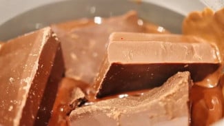 Cuma Pakai Microwave, Lelehkan Cokelat Batang Tanpa Lengket dan Bebas Bau Gosong