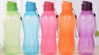 Botol Minum Bau dan Kusam? Gampang Banget Bikin Kinclong Lagi!
