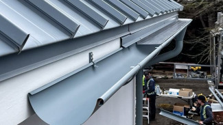 Cara Mudah Memperbaiki Talang Air Bocor di Atas Genteng dengan Fiberglass