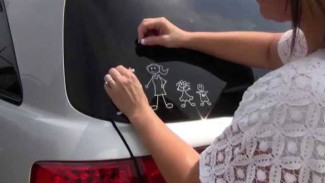 Tak Perlu Pembersih Mahal! Ini Cara Mudah Bersihkan Sisa Lem Sticker di Kaca Mobil