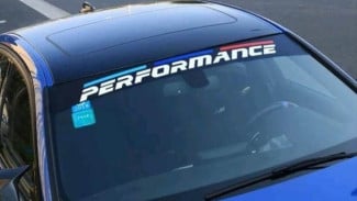 Cara Praktis Melepas Stiker Reflektif di Kaca Mobil dan Membersihkan Bekasnya