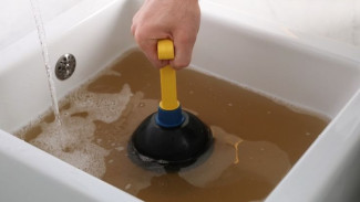 Wastafel Mampet Bikin Pusing? Santai Aja, Ada Trik Botol Bekas yang Bikin Plong Lagi!