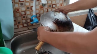 Mau Ubah Wajan Gosong Jadi Kinclong Mengkilap? Pasta Gigi Jagonya! Begini Caranya, Bun