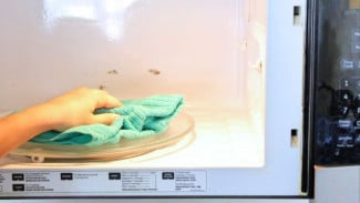 Trik Kilat dan Aman Bersihkan Microwave, Bau Amis Lenyap Sampai ke Sudut Terpencil!