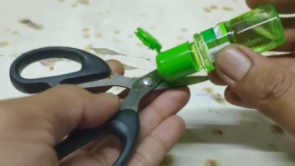 Gunting Tumpul Bisa Tajam Lagi Cuma Pakai Gelas Kaca dan Minyak Kayu Putih, Gak Nyangka!
