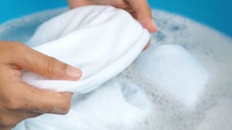 Panik Baju Menguning Karena Pemutih? Tenang, Begini Cara Ajaib Mengatasinya!