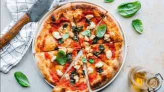 Cuma Pake Wajan Biasa, Kamu Bisa Bikin Pizza Teflon Seenak Restoran