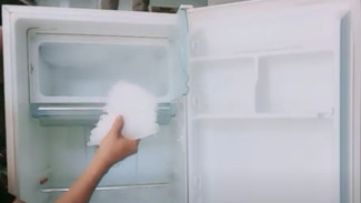 Freezer Dipenuhi Bunga Es? Ini Trik Botol Ajaib yang Bikin Es Lumer Total Tanpa Dicungkil