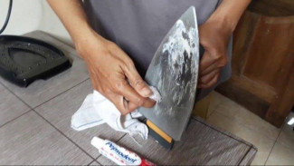 Trik Paling Gampang Bikin Setrika Gosong Langsung Kinclong, Anti Lengket Permanen!