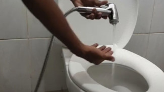 Shower Pelan Bikin Emosi? Cuma Modal Sikat Gigi dan Tusuk Gigi, Air Langsung Deras Lagi!