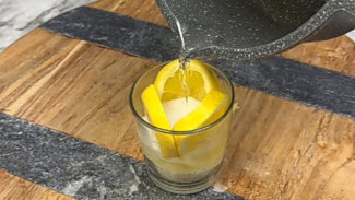 Panaskan Lilin di Wajan dan Tuangkan ke Gelas Berisi Lemon, Hasilnya Luar Biasa!