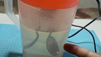 Cara Ajaib Masak Air Tanpa Kompor, Cukup Gunakan Tutup Teko dan 2 Sendok Dapur!