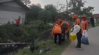 Wujudkan Legon Kulon Subang Menjadi Kawasan Wisata Bahari dan Konservasi, Emak-emak Rempong Bersihkan Irigasi