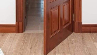 Cara Mudah Mengatasi Pintu Kayu yang Seret Tanpa Bongkar Engsel