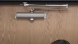 Auto Nutup Sendiri! Trik Bikin Door Closer dari Barang Bekas Ini Patut Kamu Coba