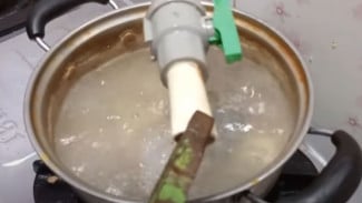 Trik Cerdas Bongkar Sambungan Pralon Bekas Pakai Air Panas, Hemat Banget dan Gak Ribet!