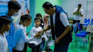 Jasa Tirta II Edukasi Anak-anak Yatim Jatiluhur tentang Bendungan dan Energi Terbarukan