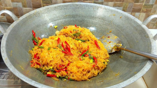 Bihun Goreng Porsi Besar untuk Hajatan, Hidangan Lezat Merata Tanpa Ada yang Hambar