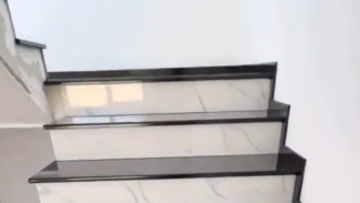 Anak Tangga Rumah Licin? Coba Pakai Step Nosing Karet, Begini Cara Pasangnya