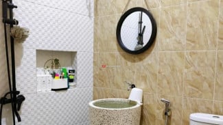 Kamar Mandi Mungil Terasa Sempit dan Pengap? Ini Trik Jitu Bikin Kamar Mandi Jadi Kelihatan Lebih Luas!