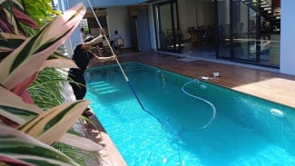 4 Cara Mudah Membersihkan Pasir & Kotoran dari Kolam Renang, Tanpa Capek-Capek!