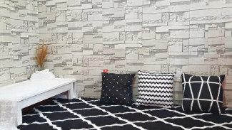 Gak Butuh Sofa Mahal Desain Ruang Tamu Minimalis Ini Buktikan Lesehan Juga Bisa Estetik dan Mewah!