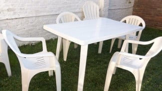 Cara Membersihkan Kursi Plastik Putih Agar Tampak Baru Lagi