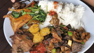 Awas Ngiler! Kuliner di Garut Jeroan Super Lezat di Samping Rel Kereta Api!
