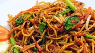 Bikin Ngiler! Mie Goreng Sukabumi Legendaris Ini Porsinya Jumbo Banget!