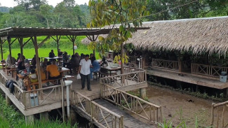 Bikin Nagih! Sensasi Warung Pengkolan Jati Ini Bikin Lidah Ketagihan!