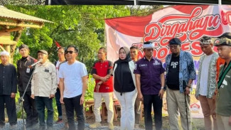 Bupati Purwakarta Pimpin Penurunan Bendera Raksasa dari Gunung Cupu Setelah HUT RI