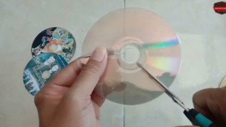 Cara Mudah Memotong Kaset CD Bekas untuk Kerajinan Tangan