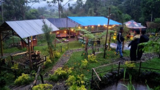 Ngopi Asik di Pinggir Sungai dengan Curug Tersembunyi di Subang